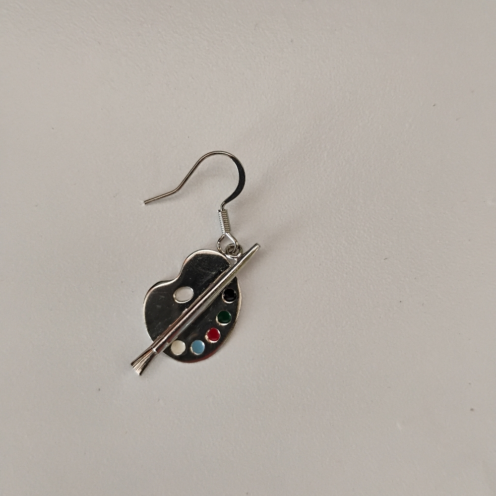 painter's palette charm earring. 🎨